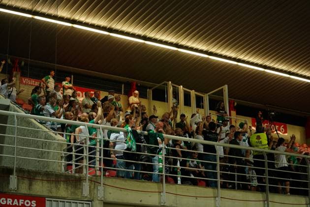 240925 Supporters of Hammarby in the stands during the UEFA Women s Champions League football match between Benfica and Hammarby on September 25, 2024 in Lisbon Photo Gualter Fatia BILDBYRAN kod XZ XZ0190 fotboll football soccer fotball champions league benfica hammarby dam bbeng audience crowd supporters  Copyright: GUALTERxFATIA BB240925BB670