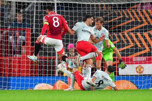 MANCHESTER, Stadium Old Trafford, 25-09-2024 , season 2024 2025, UEFA FIFA internationaal , Europa League , during the match Manchester United, ManU - Twente , Manchester United player Bruno Fernandes , FC Twente player Youri Regeer , FC Twente player Bart van Rooij Manchester United - Twente  x26339251x Copyright: