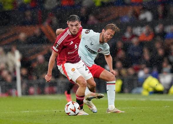 Manchester, England, 25th September 2024. Manuel Ugarte of Manchester United, ManU holds off Twente™s Michel Vlap during the UEFA Europa League match at Old Trafford, Manchester. Picture credit should read: Andrew Yates Sportimage EDITORIAL USE ONLY. No use with unauthorised audio, video, data, fixture lists, club league logos or live services. Online in-match use limited to 120 images, no video emulation. No use in betting, games or single club league player publications. SPI-3332-0036