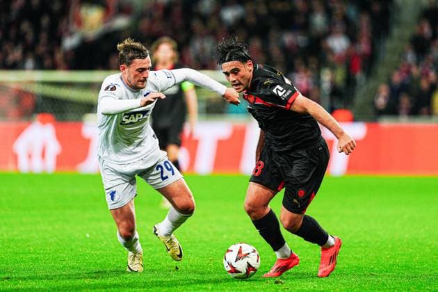 Jacob Bruun Larsen TSG 1899 Hoffenheim, 29 , Aral Simsir FC Midtjylland, 58 DEN, FC Midtjylland vs TSG 1899 Hoffenheim, Football, UEFA Europa League, Matchday 1, Season 2024 25, 25 09 2024 DEN, FC Midtjylland vs TSG 1899 Hoffenheim, Football, UEFA Europa League, Matchday 1, Season 2024 25, 25 09 2024 Herning Copyright: xEibner-Pressefoto MarcelxvonxFehrnx EP_MFN