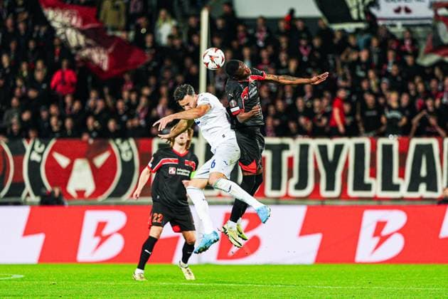 Header duel aerial duel Haris Tabakovic TSG 1899 Hoffenheim, 26 , Denil Castillo FC Midtjylland, 21 DEN, FC Midtjylland vs TSG 1899 Hoffenheim, Football, UEFA Europa League, Matchday 1, 2024 25 season, 25 09 2024 DEN, FC Midtjylland vs TSG 1899 Hoffenheim, Football, UEFA Europa League, Matchday 1, 2024 25 season, 25 09 2024 Herning Copyright: xEibner-Pressefoto MarcelxvonxFehrnx EP_MFN