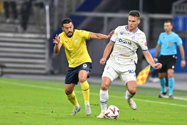 UEFA Europa League, Dynamo Kiev vs S S Lazio Rome 25 09 2024, Volksparkstadion, Hamburg, UEFA Europa League, Dynamo Kiev vs S S Lazio Rome in the picture Pedro Rodriguez Lazio 09 tries to assert himself against Oleksandr Tymchyk Kiev 24 nordphotoxGmbH xWitke nph00002