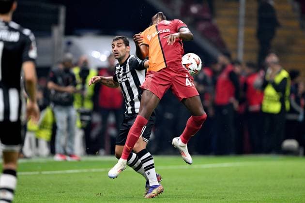 ISTANBUL - (l-r) Jonny of PAOK Saloniki, Victor Osimhen of Galatasaray SK during the UEFA Europa League match between Galatasaray SK and PAOK FC at the Ali Sami Yen Spor Kompleksi stadium on Sept. 25, 2024 in Istanbul, Turkey. ANP Hollandse Hoogte UEFA Europa League 2024 25 League Phase MD1 2024 25 xVIxANPxSportx xGerritxvanxKeulenxIVx 509369539 originalFilename: 509369539.jpg
