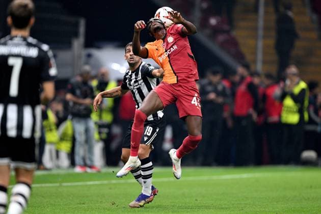 ISTANBUL - (l-r) Jonny of PAOK Saloniki, Victor Osimhen of Galatasaray SK during the UEFA Europa League match between Galatasaray SK and PAOK FC at the Ali Sami Yen Spor Kompleksi stadium on Sept. 25, 2024 in Istanbul, Turkey. ANP Hollandse Hoogte UEFA Europa League 2024 25 League Phase MD1 2024 25 xVIxANPxSportx xGerritxvanxKeulenxIVx 509369542 originalFilename: 509369542.jpg