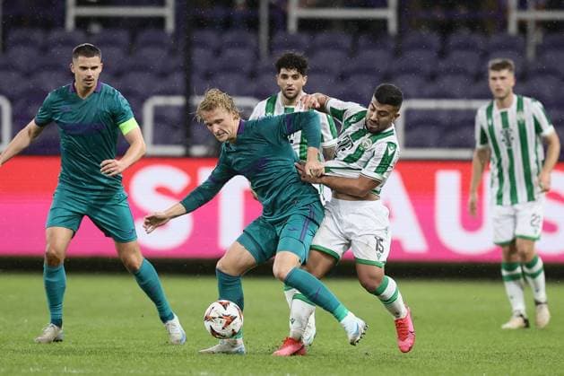 Anderlecht s Kasper Dolberg Rasmussen and Ferencvaros s Mohammed Abu Fani fight for the ball during a soccer game between Belgian RSC Anderlecht and Hungarian Ferencvarosi TC, on Wednesday 25 September 2024 in Brussels, on the opening day of the League phase of the UEFA Europa League tournament. BRUNOxFAHY  x101369749x