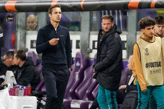 2024-09-25 RSC Anderlecht v Ferencvaros - UEFA Europa League 2024 25 League Phase MD1 BRUSSELS, BELGIUM - SEPTEMBER 25: Coach David Hubert of RSC Anderlecht looks up during the UEFA Europa League 2024 25 League Phase MD1 match between RSC Anderlecht and Ferencvaros at RSC Anderlecht Stadium on September 25, 2024 in Brussels, Belgium. Brussels RSC Anderlecht Stadium Belgium Content not available for redistribution in The Netherlands directly or indirectly through any third parties. Copyright: xJorisxVerwijstx