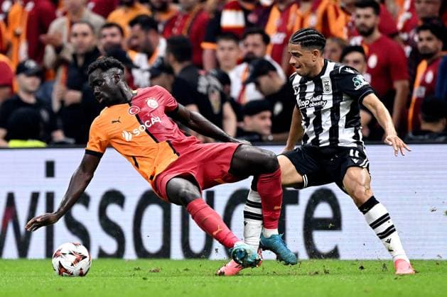 ISTANBUL - (l-r) Davinson Sanchez of Galatasaray SK, Taison of PAOK Saloniki during the UEFA Europa League match between Galatasaray SK and PAOK FC at the Ali Sami Yen Spor Kompleksi stadium on Sept. 25, 2024 in Istanbul, Turkey. ANP Hollandse Hoogte UEFA Europa League 2024 25 League Phase MD1 2024 25 xVIxANPxSportx xGerritxvanxKeulenxIVx 509370209 originalFilename: 509370209.jpg