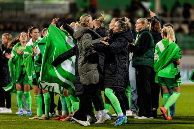 UEFA Womens Champions League VfL Wolfsburg Fiorentina Women s FC 25 09 2024 The players of VfL Wolfsburg celebrate the victory and thus entry into the group stage of the UEFA WOMENS Champions League Merle Frohms VfL Wolfsburg, 1 , Kathy Hendrich VfL Wolfsburg, 4 UEFA Womens Champions League VfL Wolfsburg Fiorentina Women s FC Wolfsburg, AOK Stadion on 25 09 2024 Copyright: xBEAUTIFULxSPORTS Wunderlx