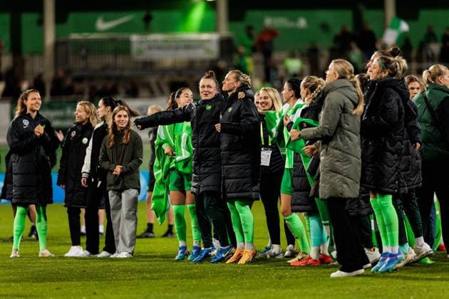 UEFA Womens Champions League VfL Wolfsburg Fiorentina Women s FC 25 09 2024 The players of VfL Wolfsburg celebrate the victory and thus entry into the group stage of the UEFA WOMENS Champions League Marina Hegering VfL Wolfsburg, 31 , Alexandra Popp VfL Wolfsburg, 11 UEFA Womens Champions League VfL Wolfsburg Fiorentina Women s FC Wolfsburg, AOK Stadion on 25 09 2024 Copyright: xBEAUTIFULxSPORTS Wunderlx