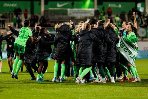 UEFA Womens Champions League VfL Wolfsburg Fiorentina Women s FC 25 09 2024 The players of VfL Wolfsburg celebrate the victory and thus entry into the group stage of the UEFA WOMENS Champions League UEFA Womens Champions League VfL Wolfsburg Fiorentina Women s FC Wolfsburg, AOK Stadion on 25 09 2024 Copyright: xBEAUTIFULxSPORTS Wunderlx