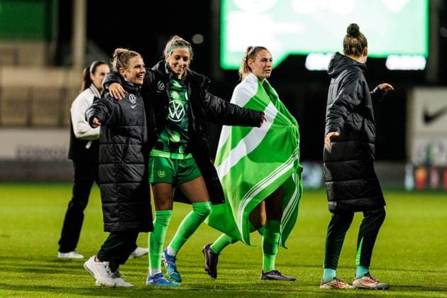 UEFA Womens Champions League VfL Wolfsburg Fiorentina Women s FC 25 09 2024 The players of VfL Wolfsburg celebrate the victory and thus entry into the group stage of the UEFA WOMENS Champions League Svenja Huth VfL Wolfsburg 10 , Kathy Hendrich VfL Wolfsburg, 4 , Sarai Linder VfL Wolfsburg, 39 UEFA Womens Champions League VfL Wolfsburg Fiorentina Women s FC Wolfsburg, AOK Stadion on 25 09 2024 Copyright: xBEAUTIFULxSPORTS Wunderlx