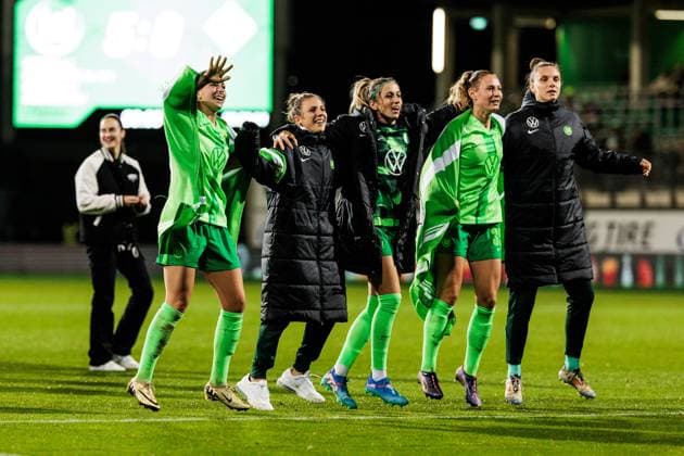 UEFA Womens Champions League VfL Wolfsburg Fiorentina Women s FC 25 09 2024 The players of VfL Wolfsburg celebrate the victory and thus entry into the group stage of the UEFA WOMENS Champions League Chantal Hagel VfL Wolfsburg, 7 , Svenja Huth VfL Wolfsburg 10 , Kathy Hendrich VfL Wolfsburg, 4 , Sarai Linder VfL Wolfsburg, 39 UEFA Womens Champions League VfL Wolfsburg Fiorentina Women s FC Wolfsburg, AOK Stadion on 25 09 2024 Copyright: xBEAUTIFULxSPORTS Wunderlx