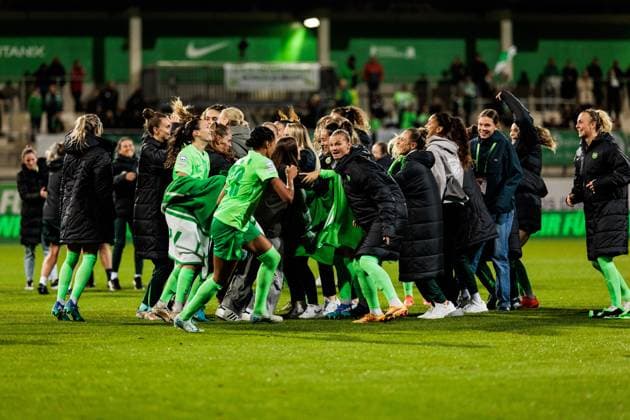 UEFA Womens Champions League VfL Wolfsburg Fiorentina Women s FC 25 09 2024 The players of VfL Wolfsburg celebrate the victory and thus entry into the group stage of the UEFA WOMENS Champions League UEFA Womens Champions League VfL Wolfsburg Fiorentina Women s FC Wolfsburg, AOK Stadion on 25 09 2024 Copyright: xBEAUTIFULxSPORTS Wunderlx