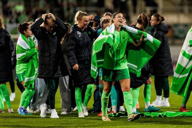 UEFA Womens Champions League VfL Wolfsburg Fiorentina Women s FC 25 09 2024 The players of VfL Wolfsburg celebrate the victory and thus entry into the group stage of the UEFA WOMENS Champions League Chantal Hagel VfL Wolfsburg, 7 UEFA Womens Champions League VfL Wolfsburg Fiorentina Women s FC Wolfsburg, AOK Stadion on 25 09 2024 Copyright: xBEAUTIFULxSPORTS Wunderlx