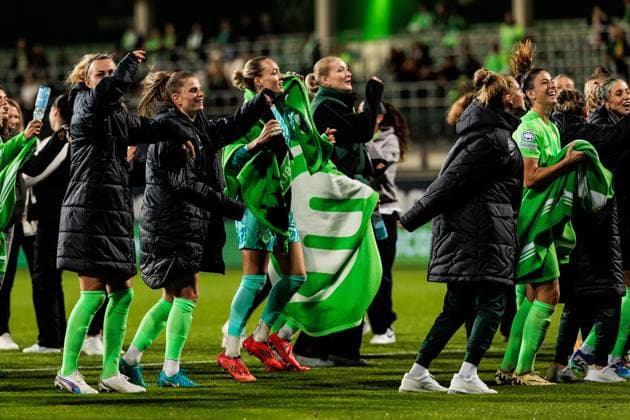 UEFA Womens Champions League VfL Wolfsburg Fiorentina Women s FC 25 09 2024 The players of VfL Wolfsburg celebrate the victory and thus entry into the group stage of the UEFA WOMENS Champions League Lena Lattwein VfL Wolfsburg, 8 , Tabea Sellner VfL Wolfsburg, 28 , Lisa Schmitz VfL Wolfsburg, 22 UEFA Womens Champions League VfL Wolfsburg Fiorentina Women s FC Wolfsburg, AOK Stadion on 25 09 2024 Copyright: xBEAUTIFULxSPORTS Wunderlx