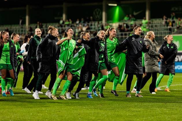 UEFA Womens Champions League VfL Wolfsburg Fiorentina Women s FC 25 09 2024 The players of VfL Wolfsburg celebrate the victory and thus entry into the group stage of the UEFA WOMENS Champions League Janina Minge VfL Wolfsburg, 6 , Chantal Hagel VfL Wolfsburg, 7 , Svenja Huth VfL Wolfsburg 10 , Kathy Hendrich VfL Wolfsburg, 4 , Sarai Linder VfL Wolfsburg, 39 UEFA Womens Champions League VfL Wolfsburg Fiorentina Women s FC Wolfsburg, AOK Stadion on 25 09 2024 Copyright: xBEAUTIFULxSPORTS Wunderlx