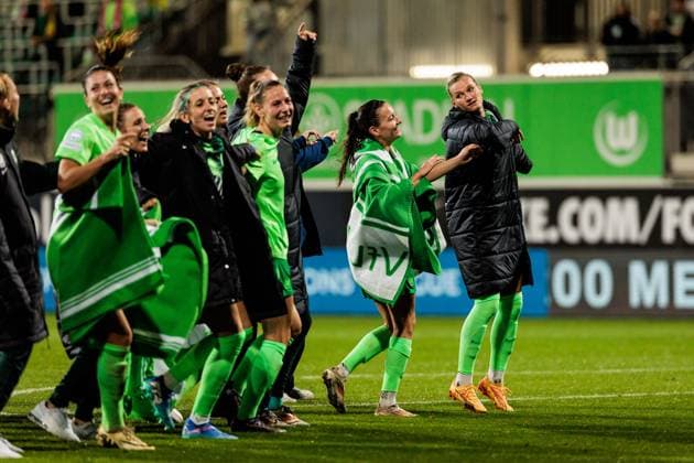 UEFA Womens Champions League VfL Wolfsburg Fiorentina Women s FC 25 09 2024 The players of VfL Wolfsburg celebrate the victory and thus entry into the group stage of the UEFA WOMENS Champions League Joelle Wedemeyer VfL Wolfsburg, 24 , Alexandra Popp VfL Wolfsburg, 11 UEFA Womens Champions League VfL Wolfsburg Fiorentina Women s FC Wolfsburg, AOK Stadion on 25 09 2024 Copyright: xBEAUTIFULxSPORTS Wunderlx