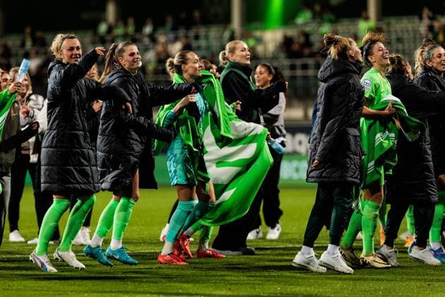 UEFA Womens Champions League VfL Wolfsburg Fiorentina Women s FC 25 09 2024 The players of VfL Wolfsburg celebrate the victory and thus entry into the group stage of the UEFA WOMENS Champions League Lena Lattwein VfL Wolfsburg, 8 , Tabea Sellner VfL Wolfsburg, 28 , Lisa Schmitz VfL Wolfsburg, 22 UEFA Womens Champions League VfL Wolfsburg Fiorentina Women s FC Wolfsburg, AOK Stadion on 25 09 2024 Copyright: xBEAUTIFULxSPORTS Wunderlx