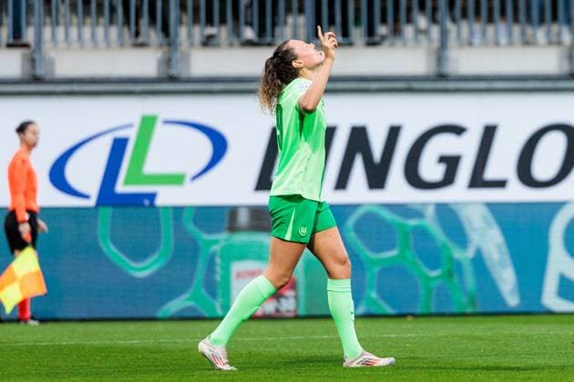 UEFA Womens Champions League VfL Wolfsburg Fiorentina Women s FC 25 09 2024 Cheers for 1 0 by Fenna Kalma VfL Wolfsburg, 19 UEFA Womens Champions League VfL Wolfsburg Fiorentina Women s FC Wolfsburg, AOK Stadion on 25 09 2024 Copyright: xBEAUTIFULxSPORTS Wunderlx