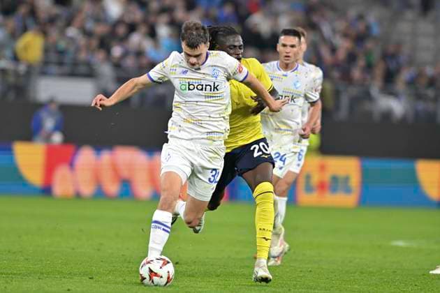 UEFA Europa League, Dynamo Kiev vs S S Lazio Rome 25 09 2024, Volksparkstadion, Hamburg, UEFA Europa League, Dynamo Kiev vs S S Lazio Rome in the picture Loum Tchaouna Lazio 20 tries to assert himself against Taras Mykhavko Kiev 32 nordphotoxGmbH xWitke nph00002
