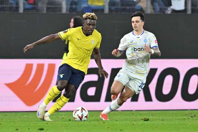 UEFA Europa League, Dynamo Kiev vs S S Lazio Rome 25 09 2024, Volksparkstadion, Hamburg, UEFA Europa League, Dynamo Kiev vs S S Lazio Rome in the picture Fisayo Dele Bahiru Lazio 07 tries to assert himself against Mykola Shaparenko Kiev 10 nordphotoxGmbH xWitke nph00002