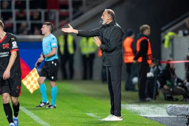 Hoffenheim s head coach Pellegrino Matarazzo reacts during the UEFA Europa League match between FC Midtjylland and TSG 1899 Hoffenheim at MCH Arena in Herning Wednesday, September 25, 2024 Bo Amstrup Ritzau Scanpix , Herning Denmark Mors  Copyright: BoxAmrstrupx xRitzauxScanpix BoxAmstrupx spdk20240925-220416-L
