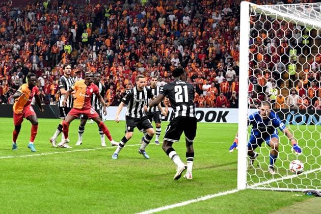 ISTANBUL - Abdul Rahman Baba of PAOK Saloniki scores his own goal during the UEFA Europa League match between Galatasaray SK and PAOK FC at the Ali Sami Yen Spor Kompleksi stadium on Sept. 25, 2024 in Istanbul, Turkey. ANP Hollandse Hoogte UEFA Europa League 2024 25 League Phase MD1 2024 25 xVIxANPxSportx xGerritxvanxKeulenxIVx 509372390 originalFilename: 509372390.jpg