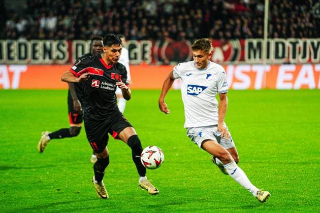 Dario Osorio FC Midtjylland, 11 , Tom Bischof TSG 1899 Hoffenheim, 07 DEN, FC Midtjylland vs TSG 1899 Hoffenheim, Football, UEFA Europa League, Matchday 1, Season 2024 25, 25 09 2024 DEN, FC Midtjylland vs TSG 1899 Hoffenheim, Football, UEFA Europa League, Matchday 1, Season 2024 25, 25 09 2024 Herning Copyright: xEibner-Pressefoto MarcelxvonxFehrnx EP_MFN