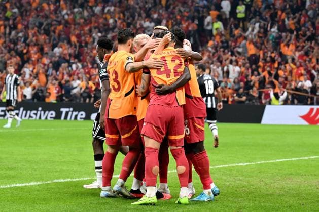 ISTANBUL - Galatasaray SK players celebrate the 1-0 during the UEFA Europa League match between Galatasaray SK and PAOK FC at the Ali Sami Yen Spor Kompleksi stadium on Sept. 25, 2024 in Istanbul, Turkey. ANP Hollandse Hoogte UEFA Europa League 2024 25 League Phase MD1 2024 25 xVIxANPxSportx xGerritxvanxKeulenxIVx 509372820 originalFilename: 509372820.jpg