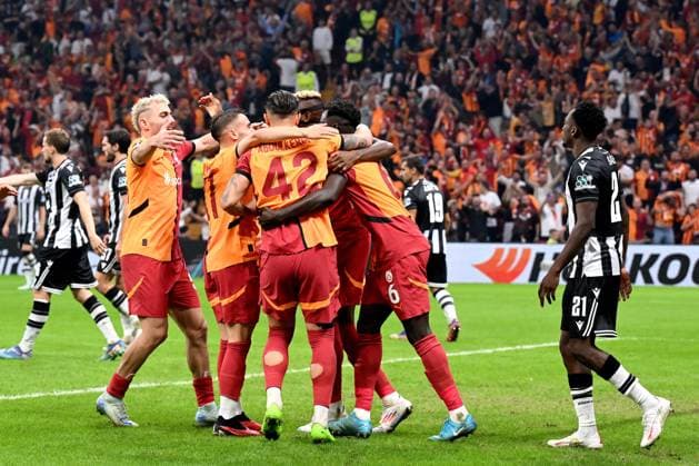 ISTANBUL - Galatasaray SK players celebrate the 1-0 during the UEFA Europa League match between Galatasaray SK and PAOK FC at the Ali Sami Yen Spor Kompleksi stadium on Sept. 25, 2024 in Istanbul, Turkey. ANP Hollandse Hoogte UEFA Europa League 2024 25 League Phase MD1 2024 25 xVIxANPxSportx xGerritxvanxKeulenxIVx 509372825 originalFilename: 509372825.jpg