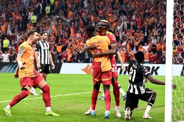 ISTANBUL - Galatasaray SK players celebrate the 1-0 during the UEFA Europa League match between Galatasaray SK and PAOK FC at the Ali Sami Yen Spor Kompleksi stadium on Sept. 25, 2024 in Istanbul, Turkey. ANP Hollandse Hoogte UEFA Europa League 2024 25 League Phase MD1 2024 25 xVIxANPxSportx xGerritxvanxKeulenxIVx 509372836 originalFilename: 509372836.jpg