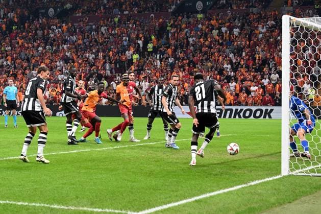 ISTANBUL - Abdul Rahman Baba of PAOK Saloniki scores his own goal during the UEFA Europa League match between Galatasaray SK and PAOK FC at the Ali Sami Yen Spor Kompleksi stadium on Sept. 25, 2024 in Istanbul, Turkey. ANP Hollandse Hoogte UEFA Europa League 2024 25 League Phase MD1 2024 25 xVIxANPxSportx xGerritxvanxKeulenxIVx 509372867 originalFilename: 509372867.jpg