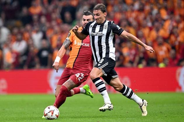 ISTANBUL - (l-r) Abdulkerim Bardakci of Galatasaray SK, Fedor Chalov of PAOK Saloniki during the UEFA Europa League match between Galatasaray SK and PAOK FC at the Ali Sami Yen Spor Kompleksi stadium on Sept. 25, 2024 in Istanbul, Turkey. ANP Hollandse Hoogte UEFA Europa League 2024 25 League Phase MD1 2024 25 xVIxANPxSportx xGerritxvanxKeulenxIVx 509373343 originalFilename: 509373343.jpg