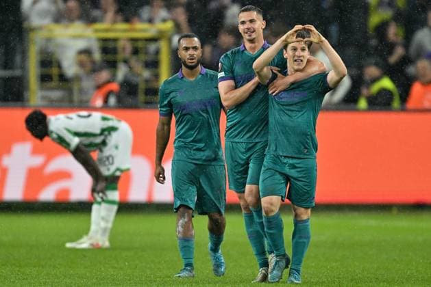 240925 RSC Anderlecht vs Ferencvaros Yari Verschaeren (10) of Anderlecht celebrates with Leander Dendoncker (32) of Anderlecht after scoring the 1-0 goal during the Europa League matchday 1 in the league phase game in the 2024-2025 season between Royal Sporting Club Anderlecht and Ferencvaros on September 25 , 2024 in Anderlecht, Belgium. (Photo by David Catry Isosport ) ANDERLECHT BELGIUM  Copyright: xx 482145