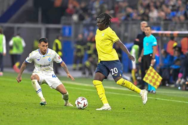 UEFA Europa League, Dynamo Kiev vs S S Lazio Rome 25 09 2024, Volksparkstadion, Hamburg, UEFA Europa League, Dynamo Kiev vs S S Lazio Rome in the picture Loum Tchaouna Lazio 20 tries to assert himself against Vladyslav Dubinchak Kiev 44 nordphotoxGmbH xWitke nph00002