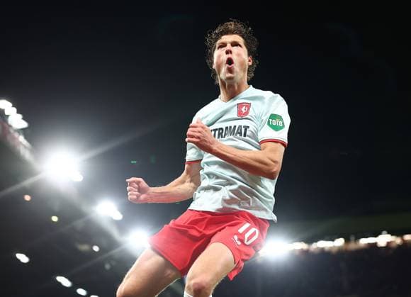 Sport Bilder des Tages Sam Lammers of FC Twente celebrates scoring a goal to make it 1-1 Manchester United, ManU v FC Twente, UEFA Europa League, Group Stage, Football, Old Trafford, Manchester, UK, 25 Sep 2024 EDITORIAL USE ONLY No use with unauthorised audio, video, data, fixture lists, club league logos or live services. Online in-match use limited to 120 images, no video emulation. No use in betting, games or single club league player publications. Copyright: xMattxWest Shutterstockx 14735174ay