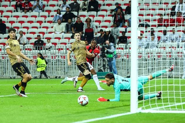 25th September 2024 - UEFA EUROPA LEAGUE - MATCH 1 - SEASON 2024 2025 - OGC NICE vs REAL SOCIEDAD - ALLIANZ RIVIERA STADIUM moukoko (youssoufa) in action against martin (jon) and zubeldia (igor) with remiro (alex) NICE FRANCE Copyright: xSPORTPIXPRESSx xFREDxPORCUx