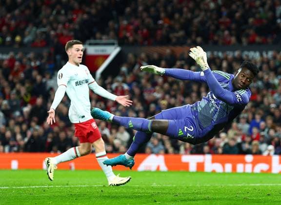 Sport Bilder des Tages Manchester United, ManU goalkeeper Andre Onana fails to stop the shot from Sam Lammers of FC Twente 1-1 Manchester United v FC Twente, UEFA Europa League, Group Stage, Football, Old Trafford, Manchester, UK, 25 Sep 2024 EDITORIAL USE ONLY No use with unauthorised audio, video, data, fixture lists, club league logos or live services. Online in-match use limited to 120 images, no video emulation. No use in betting, games or single club league player publications. Copyright: xMattxWest Shutterstockx 14735174be