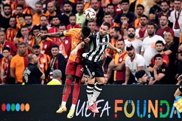 ISTANBUL - (l-r) Ismail Jakobs of Galatasaray SK, Andrija Zivkovic of PAOK Saloniki during the UEFA Europa League match between Galatasaray SK and PAOK FC at the Ali Sami Yen Spor Kompleksi stadium on Sept. 25, 2024 in Istanbul, Turkey. ANP Hollandse Hoogte UEFA Europa League 2024 25 League Phase MD1 2024 25 xVIxANPxSportx xGerritxvanxKeulenxIVx 509374697 originalFilename: 509374697.jpg