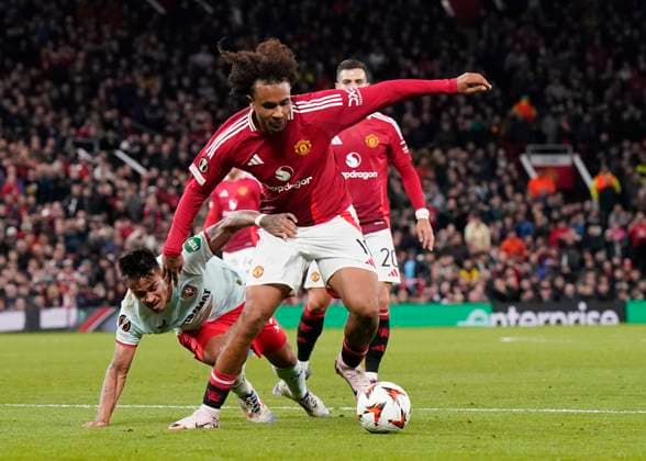 Manchester, England, 25th September 2024. Joshua Zirkzee of Manchester United, ManU pushes through into the box during the UEFA Europa League match at Old Trafford, Manchester. Picture credit should read: Andrew Yates Sportimage EDITORIAL USE ONLY. No use with unauthorised audio, video, data, fixture lists, club league logos or live services. Online in-match use limited to 120 images, no video emulation. No use in betting, games or single club league player publications. SPI-3332-0052