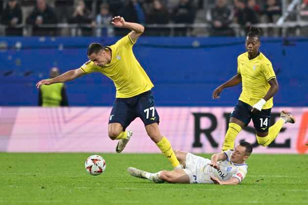 UEFA Europa League, Dynamo Kiev vs S S Lazio Rome 25 09 2024, Volksparkstadion, Hamburg, UEFA Europa League, Dynamo Kiev vs S S Lazio Rome in the picture Adam Marusic Lazio 77 tries to assert himself against Vladyslav Kabiev Kiev 22 nordphotoxGmbH xWitke nph00002