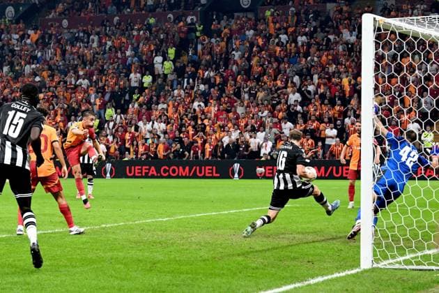 ISTANBUL - Yunus Akgun of Galatasaray SK makes it 2-1 during the UEFA Europa League match between Galatasaray SK and PAOK FC at the Ali Sami Yen Spor Kompleksi stadium on Sept. 25, 2024 in Istanbul, Turkey. ANP Hollandse Hoogte UEFA Europa League 2024 25 League Phase MD1 2024 25 xVIxANPxSportx xGerritxvanxKeulenxIVx 509375493 originalFilename: 509375493.jpg