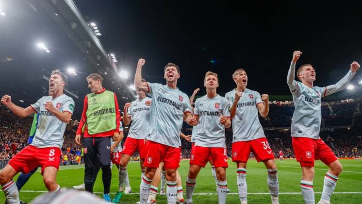 Sam Lammers of FC Twente celebrating his goal with Daan Rots of FC Twente, Mitchell van Bergen, Mathias Kjolo of FC Twente, Max Bruns of FC Twente , UEFA Europa League 2024 25 League Phase MD1, Manchester United, ManU v FC Twente, Old Trafford, September 25, 2024, Manchester, England.