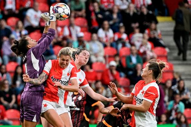 Sport Bilder des Tages From left goalie of Galatasaray and Gamze Yaman, Katerina Svitkova, Molly Mclaughlin, Tereza Szewieczkova all of Slavia during the Slavia Praha UEFA Women s Champions League Group match SK Slavia Praha, vs. Galatasaray Istanbul in Prague, Czech Republic, September 25, 2024. (CTKxPhoto VitxSimanek) CTKPhotoP2024092508879  CTKPhotoP2024092508879