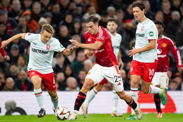 Old Trafford MANCHESTER, ENGLAND - SEPTEMBER 25: Manuel Ugarte of Manchester Utd. (C) is challenged by Mathias Kjolo of Twente (L) during the UEFA Europa League 2024 25 League Phase MD 1 match between Manchester United, ManU v FC Twente at Old Trafford on September 25, 2024 in Manchester, England. (Photo by Richard Callis SPP) (Richard Callis SPP) Copyright: xRichardxCallis SPPx spp-en-RiCa-RC4_RIC_ManchesterUtd_Twente_25Sep2024_EN085