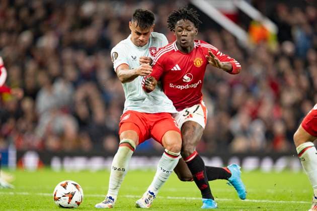 Old Trafford MANCHESTER, ENGLAND - SEPTEMBER 25: Kobbie Mainoo of Manchester Utd. (R) fights for the ball with Mees Hilgers of Twente (L) during the UEFA Europa League 2024 25 League Phase MD 1 match between Manchester United, ManU v FC Twente at Old Trafford on September 25, 2024 in Manchester, England. (Photo by Richard Callis SPP) (Richard Callis SPP) Copyright: xRichardxCallis SPPx spp-en-RiCa-RC4_RIC_ManchesterUtd_Twente_25Sep2024_EN100