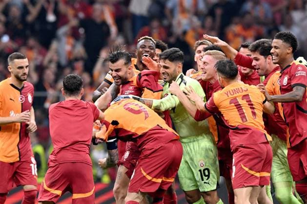 ISTANBUL - Galatasaray SK players after the UEFA Europa League match between Galatasaray SK and PAOK FC at the Ali Sami Yen Spor Kompleksi stadium on Sept. 25, 2024 in Istanbul, Turkey. ANP Hollandse Hoogte UEFA Europa League 2024 25 League Phase MD1 2024 25 xVIxANPxSportx xGerritxvanxKeulenxIVx 509377295 originalFilename: 509377295.jpg