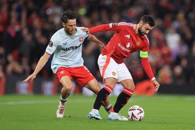 Fußball UEFA Europa League League-Phase Manchester United gegen FC Twente 25. September 2024 UEFA Europa League League-Phase Manchester United gegen FC Twente Ricky van Wolfswinkel vom FC Twente im Zweikampf mit Bruno Fernandes von Manchester United Foto Simon Stacpoole Abseits Manchester UK  Copyright: xSimonxStacpoolexOffside