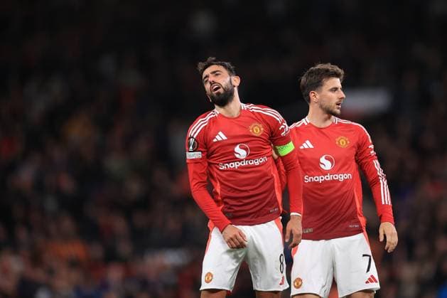 Fußball UEFA Europa League League-Phase Manchester United gegen FC Twente 25. September 2024 UEFA Europa League League-Phase Manchester United gegen FC Twente Bruno Fernandes (Manchester United, l.) und Mason Mount (Manchester United, r.) wirken niedergeschlagen Foto Simon Stacpoole Abseits Manchester UK  Copyright: xSimonxStacpoolexOffside