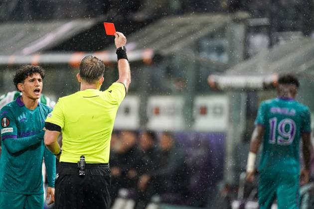 2024-09-25 RSC Anderlecht v Ferencvaros - UEFA Europa League 2024 25 League Phase MD1 BRUSSELS, BELGIUM - SEPTEMBER 25: referee Julian Weinberger shows a red card to Nilson Angulo of RSC Anderlecht during the UEFA Europa League 2024 25 League Phase MD1 match between RSC Anderlecht and Ferencvaros at RSC Anderlecht Stadium on September 25, 2024 in Brussels, Belgium. Brussels RSC Anderlecht Stadium Belgium Content not available for redistribution in The Netherlands directly or indirectly through any third parties. Copyright: xJorisxVerwijstx